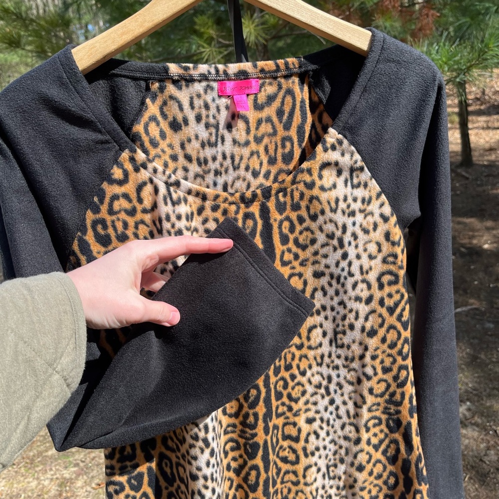 Betsey Johnson Fleece Leopard Print Top Sweater Size M Boho Glam Girly - Picture 9 of 11